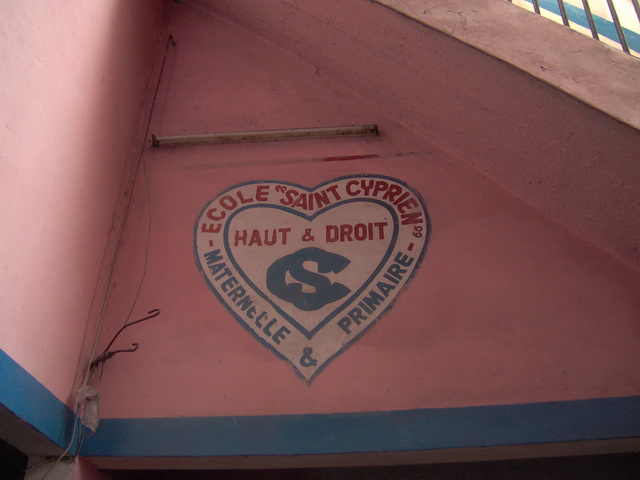 Logo de l'Ecole Saint Cyprien dans la cour