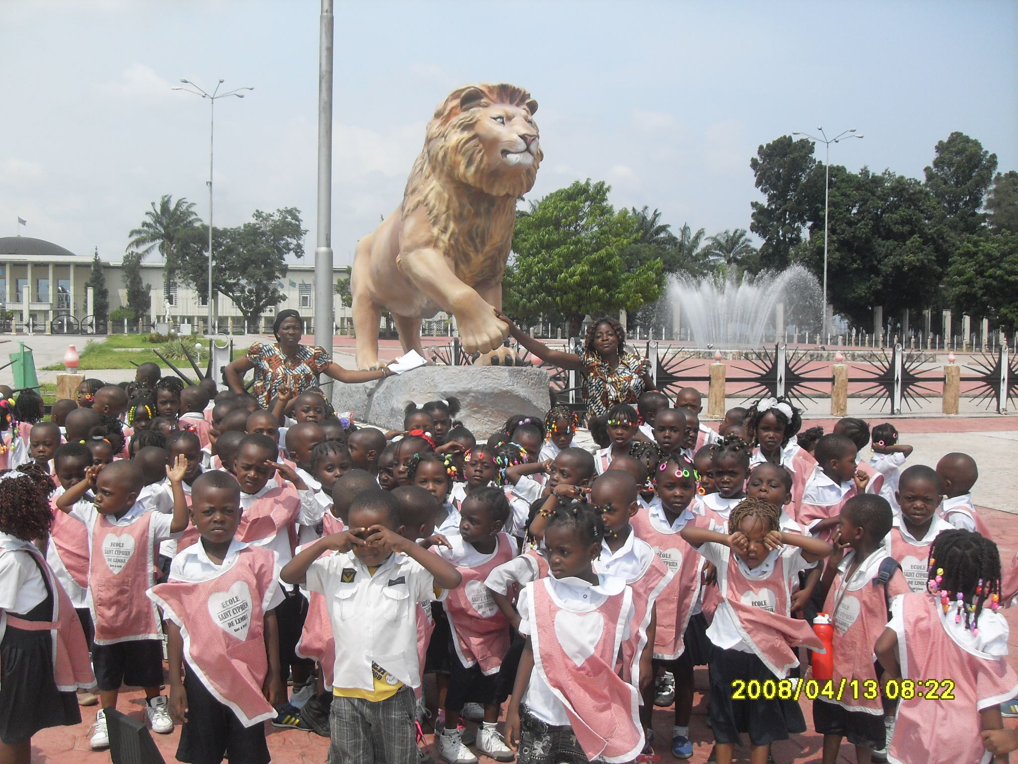Les maternelles au mausolée de Laurent-Désiré Kabila